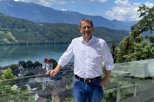 Seeimmobilien Team Kurt Neustätter mit Blick auf den Millstättersee