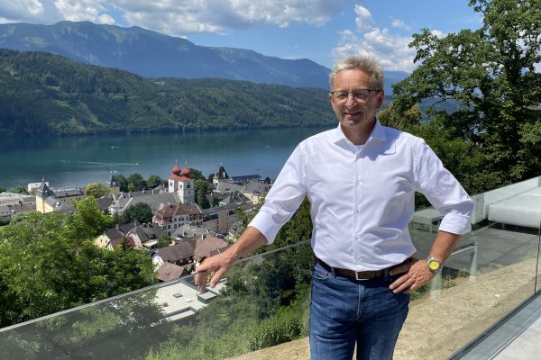 Seeimmobilien Team Wolfgang Murauer mit Blick auf den Millstättersee