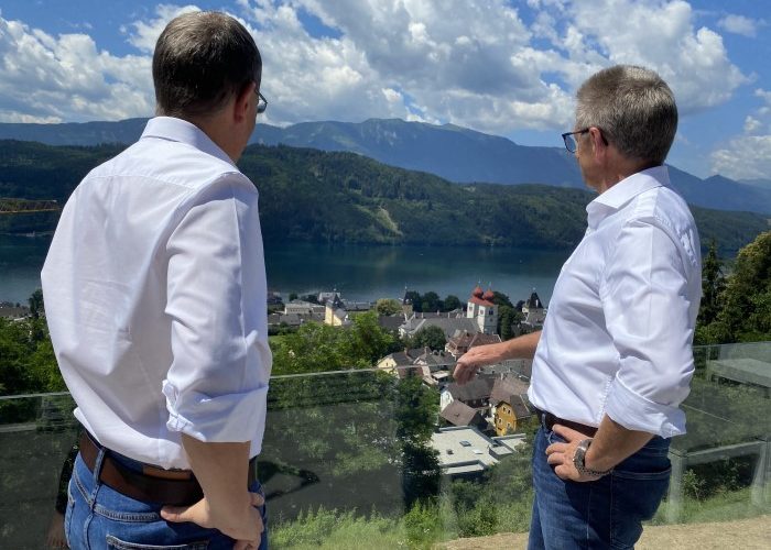 Seeimmobilien Team Wolfgang Murauer Kurt Neustätter mit Blick auf den Millstättersee